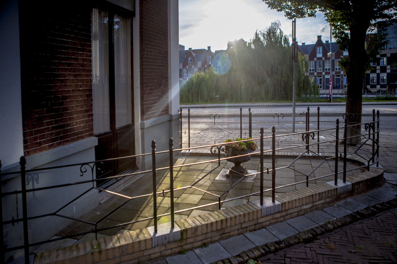 Bekroond hekwerk.